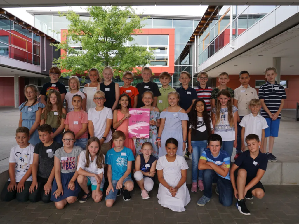 Klassenfoto einer neuen fünften Klasse unter dem Baum.